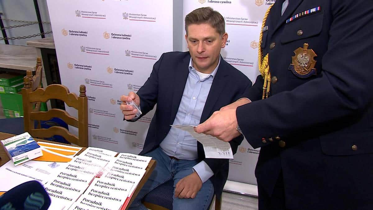 Польща: депутат публічно здав тест на наркотики після закидів у неадекватній поведінці