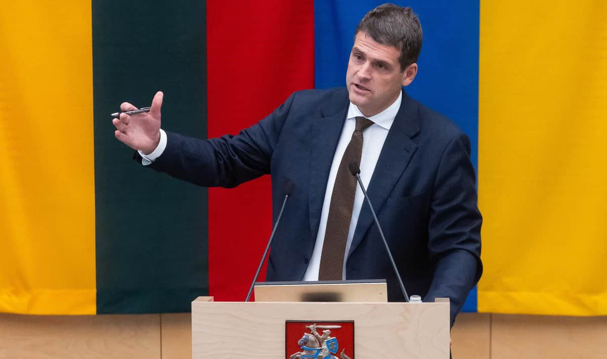 Скандальна “Зоря Німану” нарікає на присутність у Сеймі Литви українського прапора
