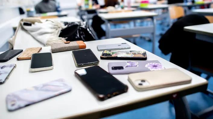 Президент Польщі підписав закон про заборону смартфонів у школах