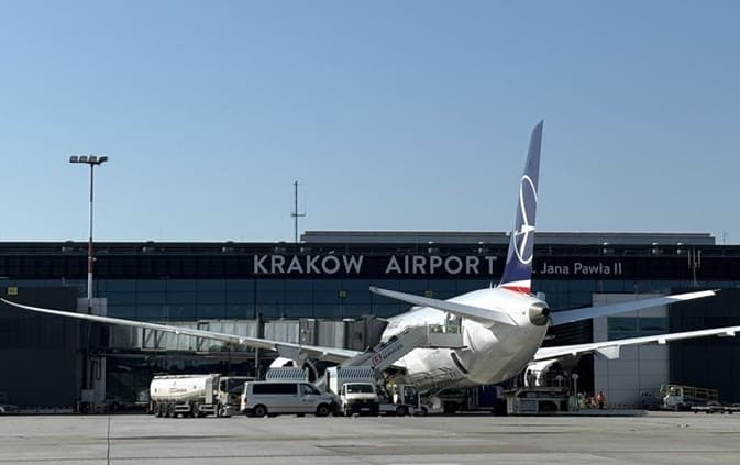 Над Краковом закривали небо і переспрямовували рейси через втрату зв’язку з літаком