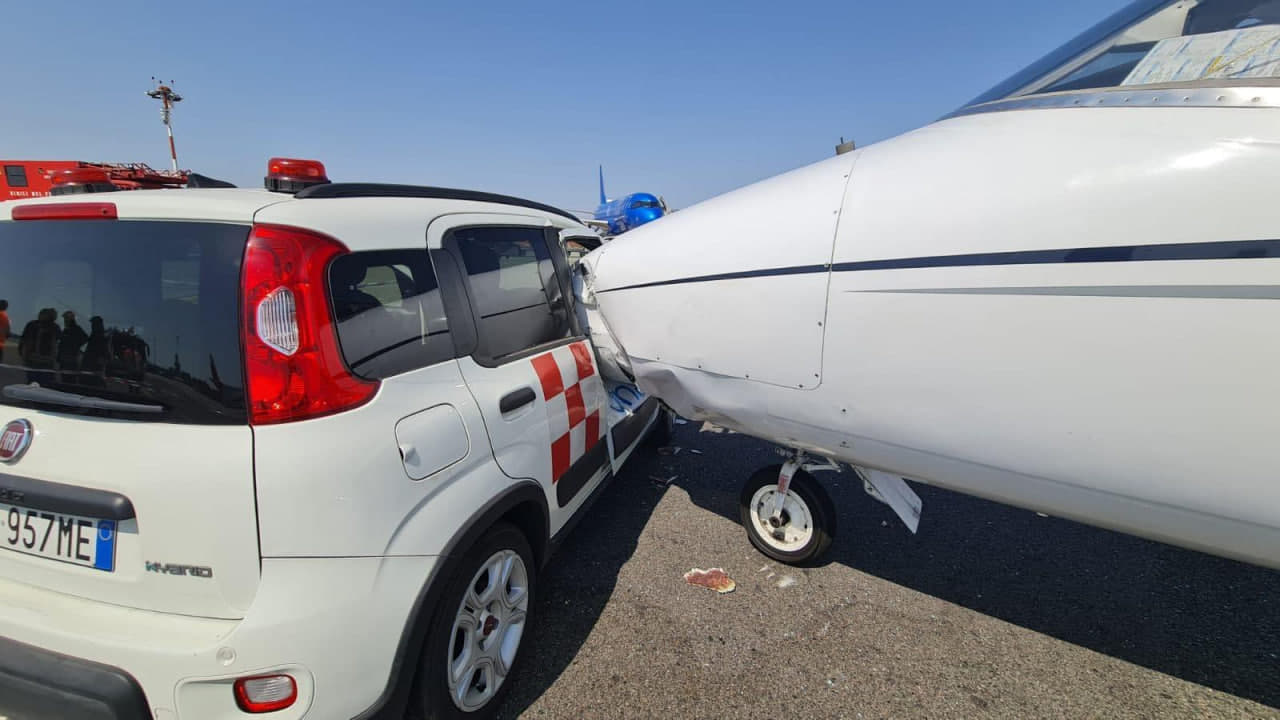 У Мілані автомобіль зіштовхнувся з приватним літаком