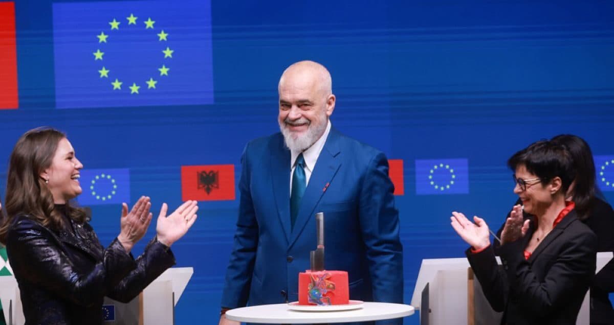 ЗМІ: Єврокомісія прагне завершити процес вступу Албанії в ЄС до кінця 2027 року