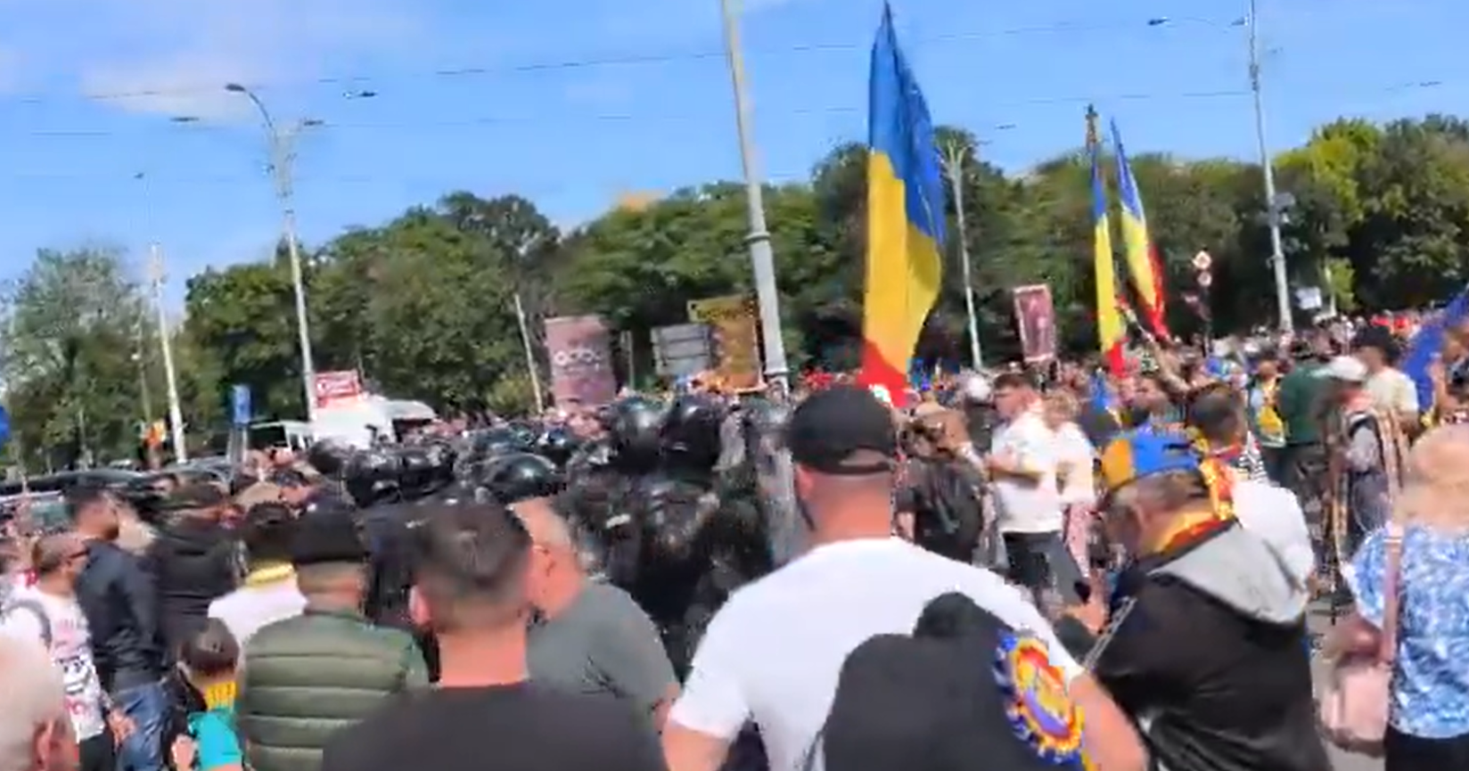 Президент Румунії закликав припинити насильство на тлі протестів у Бухаресті